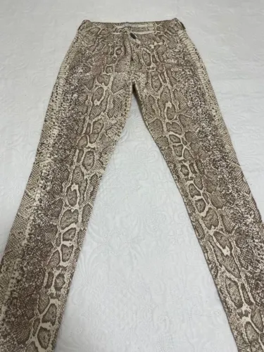 Calça da Siberian com detalhe em pedraria