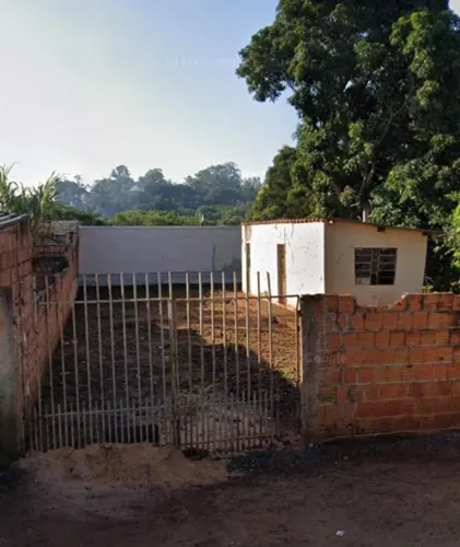 Terreno com Casa antiga no meio