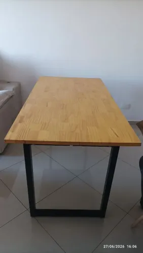 Mesa de madeira e Ferro galvanizado