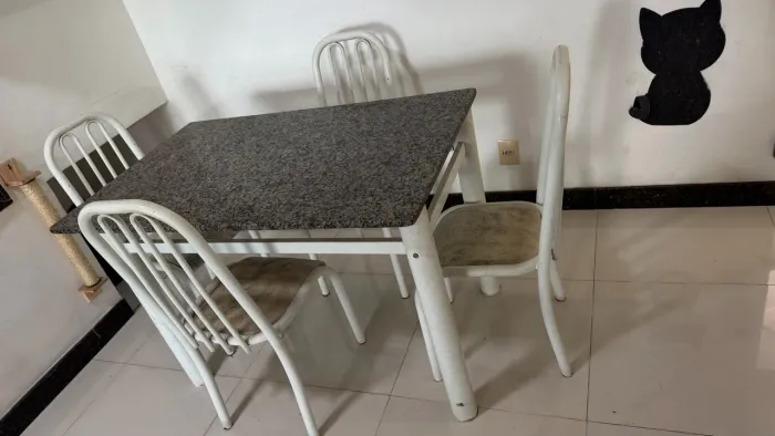 Mesa de granito com 4 cadeiras