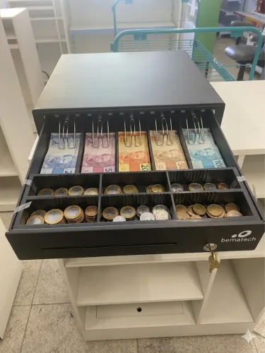 Gaveta de dinheiro Bematech GD 35 preta 