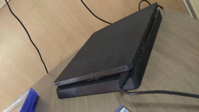 PS4 FAT, 1TB, 2 controles e jogos