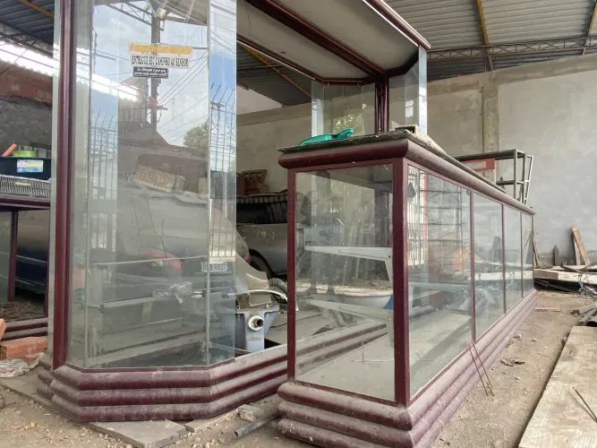 VENDO VITRINES, mesas, cadeiras TUDO PARA MONTAR SUA LOJA