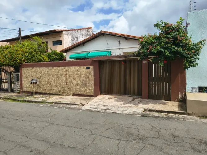 CASA A VENDA 2 QUARTOS 1 SUÍTE