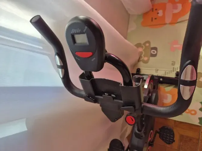 Bicicleta Ergométrica Fitness Sport, cor preta e vermelha.