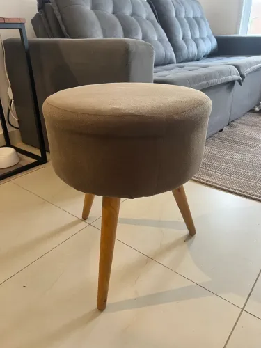 Puff de Apoio com Pés Palito