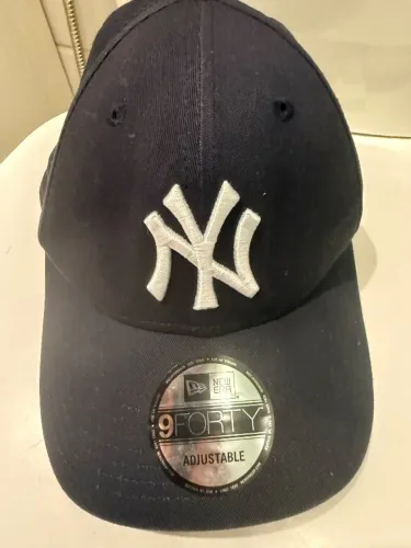 Boné Original NY New Era Cap com todos os selos e original da Liga. Importado