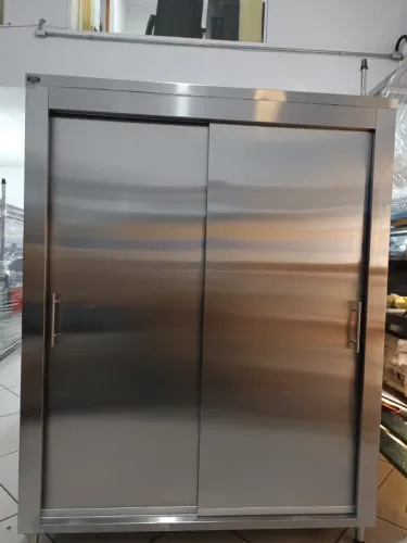 Armário em aço inox, com portas de abrir ou correr, com prateleiras, fabricado sob medida