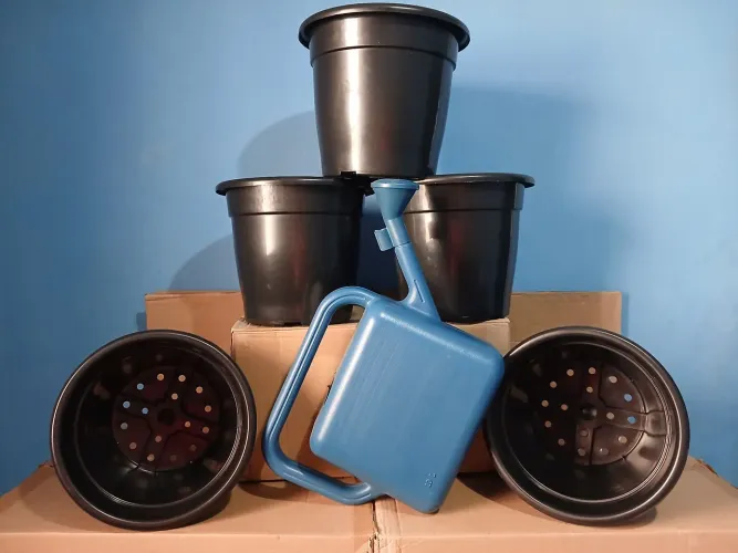 Kit jardinagem 05 vasos G 15,lts cada! + 01,Regador grande 10,lts com chuveirinho removil