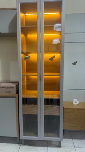 CRISTALEIRA ALLURE COM LED MDF
