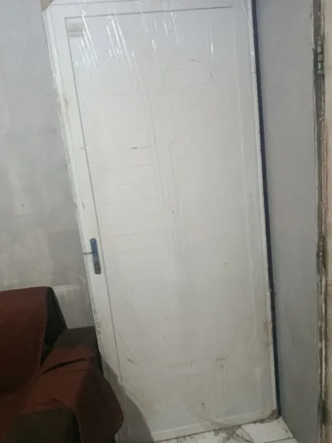 Vendo porta nova ! Só tem que trocar a fechadura pois perdi a chave . No precinho