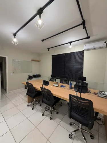 Escritório para 21 pessoas ! Mesas e armários