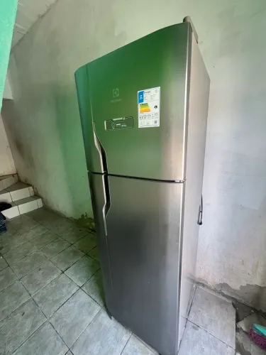 Geladeira semi nova em perfeito estado, super conservada1 ano de uso