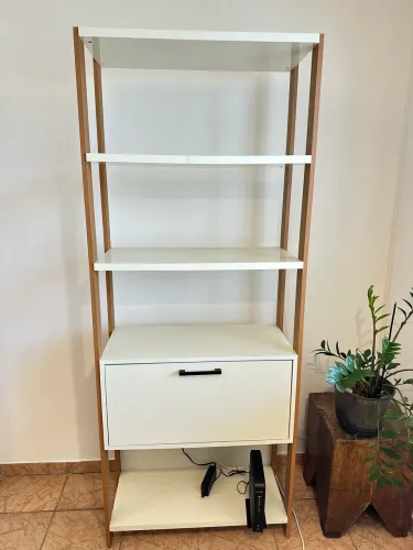 Estante com 1 porta e 4 prateleiras modelo industrial - off white 
