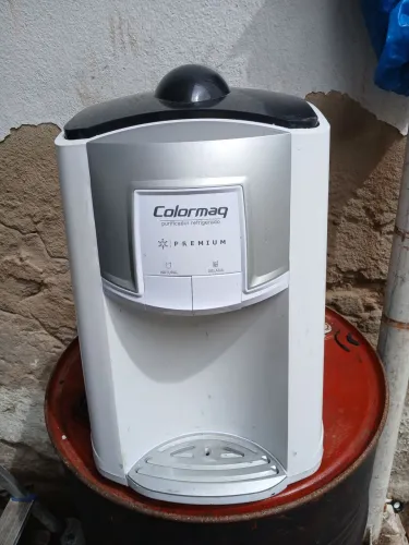 Purificador de água refrigerado com motor.