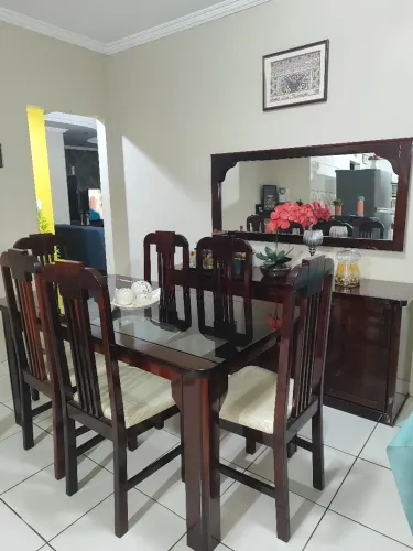 Mesa de jantar com 6 Cadeiras + Aparador 4 portas + Espelho