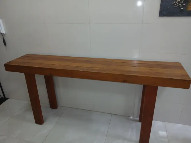 APARADOR DE MADEIRA MACIÇA, medindo 1.97,5cm comprimento, 0,80cm de altura, 41,5cm largura