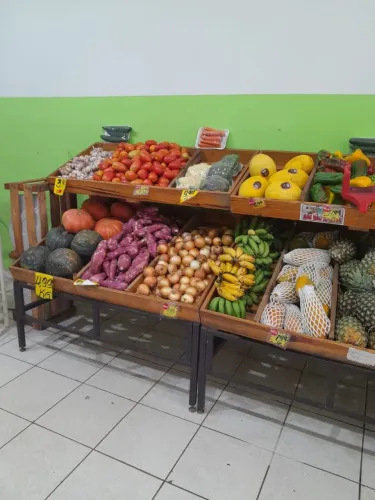 Vende instalações para quitanda e mercearia