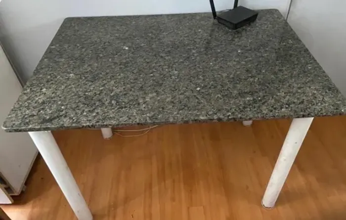 Mesa com tampa de mármore
