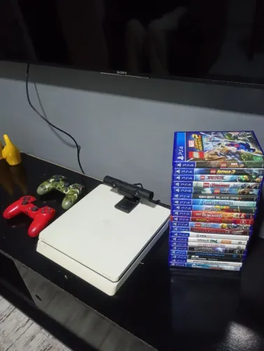 VENDO PlayStation 4 Slim versão Branco + 2 Controles + 19 Jogos físicos + Câmera PS