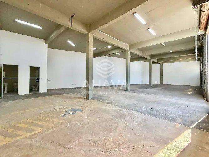 Galpão Comercial com 240m², Ampla Frente, 2 Portas Automáticas, Rua José Ualberto dos Sant