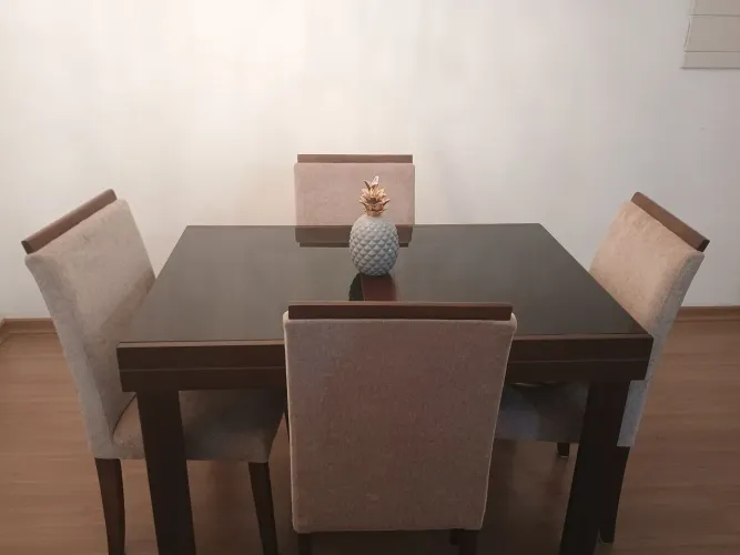 Mesa de Jantar 4/6 Lugares com 4 Cadeiras - Excelente Estado