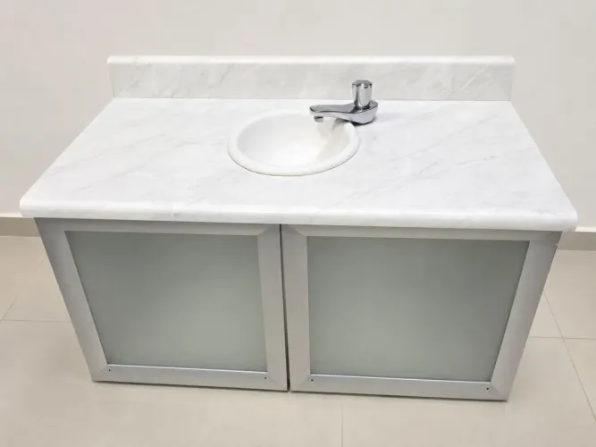 Gabinete para banheiro com bancada, cuba e torneira Deca