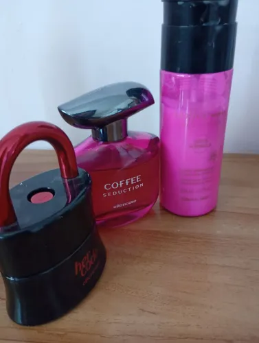 PERFUMES pouco usado.