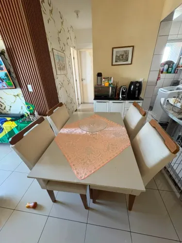 Mesa de Jantar com 4 Cadeiras - Ótimo Estado!