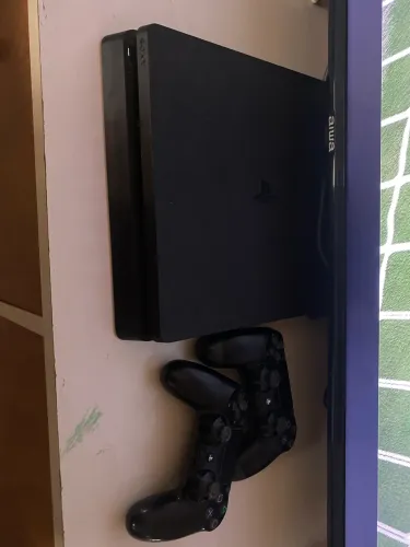 Vídeo gamer PS4 Slim com 2 controles 