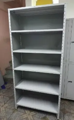 Prateleira de Aço Fechada no Fundo e nas Laterais. 