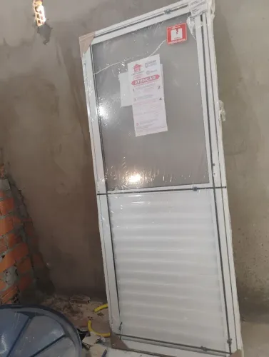 Porta de alumínio novinha 850,00