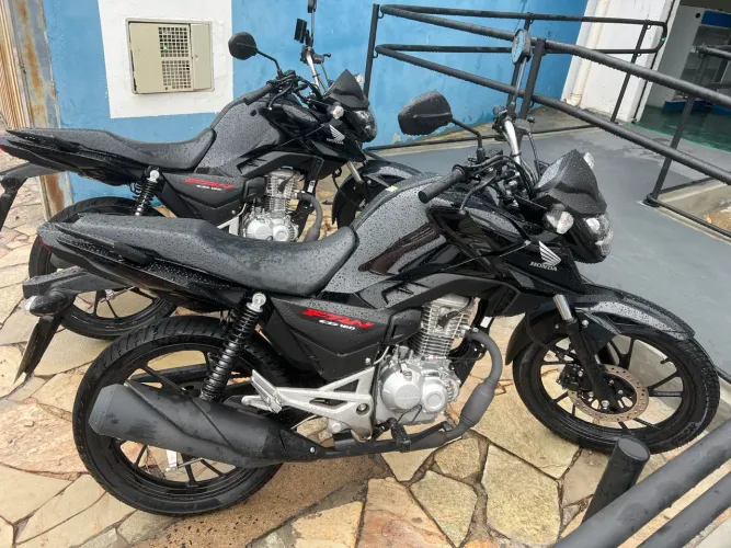 Vendo Fan 160 ano 2025/26 com 3 mil km, moto sem detalhes.