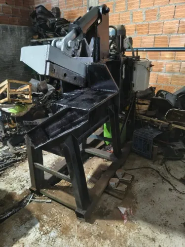 Tesoura hidráulica para corte de sucata e limpeza de alumínio