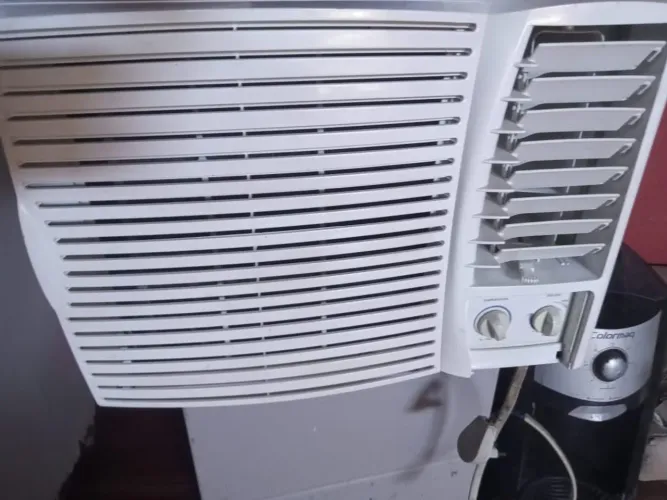 Vendo ar condicionado 220 volts /7500 BTUs  /Springer selentia 