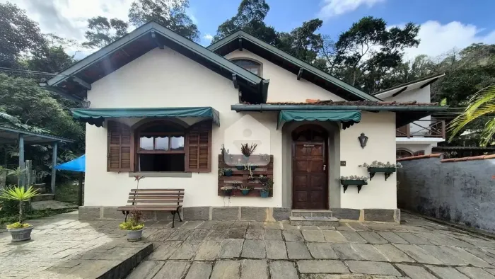 Casa para venda com 4 quartos, 120m² - Mosela - Petrópolis/RJ