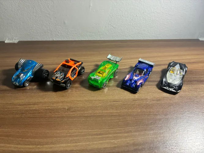 Kit 5 HotWheels aleatórios
