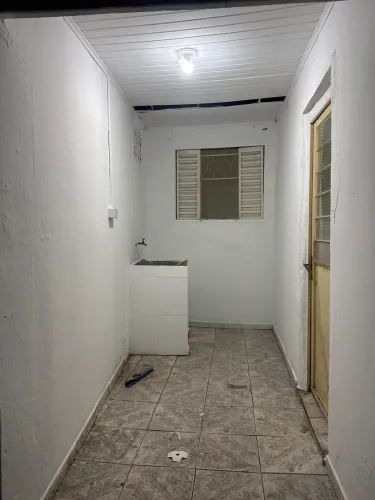 Kitnet 2 cômodos grandes água e luz incluso + vaga moto