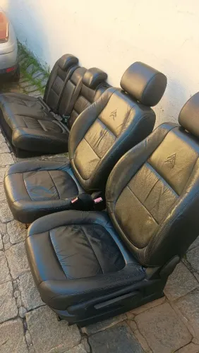 Vendo jogo de bancos c4 pallas de couro encosto com telas