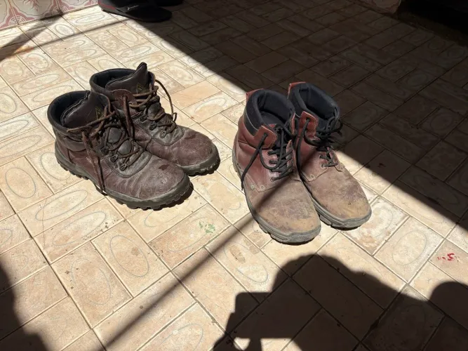 Duas Botinas de Segurança