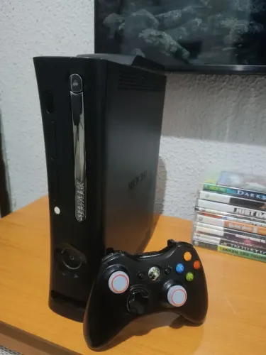 Xbox 360 Fat Elite 500GB com um controle original