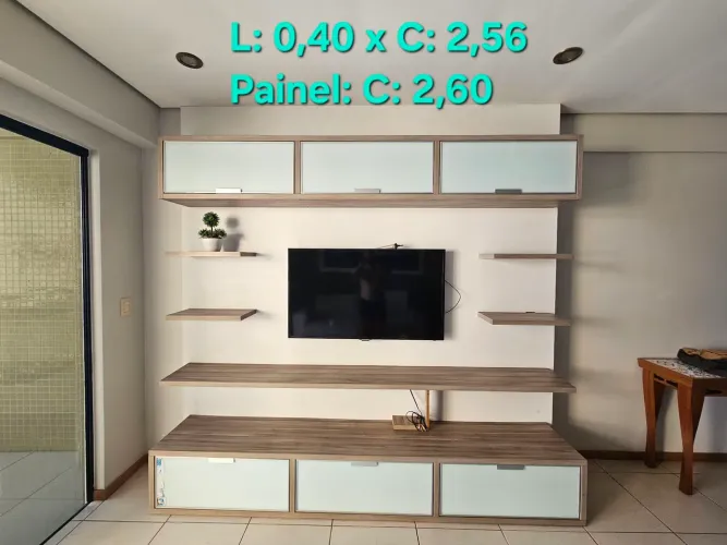 Painel para TV com Nichos e Armários Suspensos - 2,60m - Excelente Estado