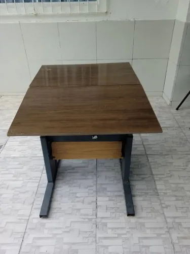 mesa  que se transforma em escrivaninha com regulagem de altura
