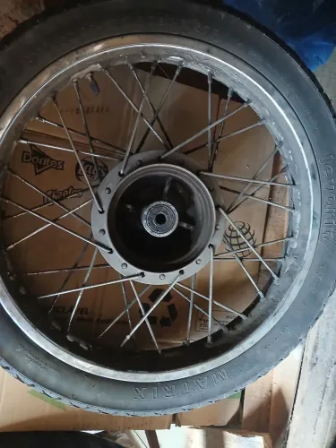 Vendo uma roda montada para moto 125 de raio grosso com pneu e câmera meia vida, 250 re