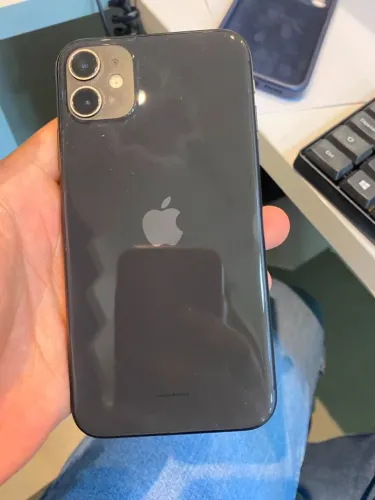 Vendo IPHONE 11 com carregador original e caixa