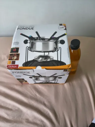 Panela de foundie usada uma vez com todo o conjunto