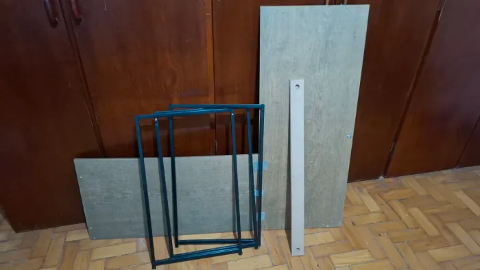 Sucata de Mesa para Reaproveitamento (Não tem como montá-la com esse suporte novamente)