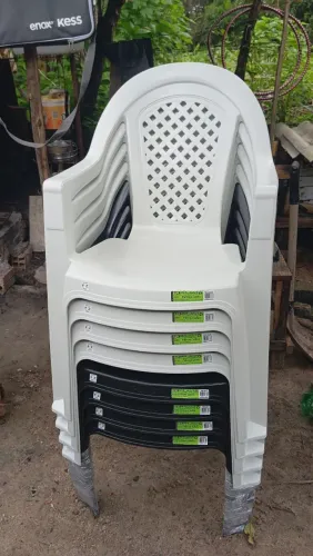 Cadeira de plástico com braço