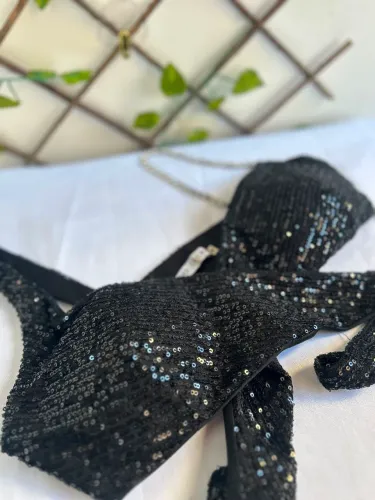Top Cropped Paetê Preto M.R. TREND Alça Corrente Strass Amarração