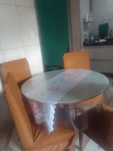 Vendo mesa semi nova vidro branco cadeiras ainda no plástico 